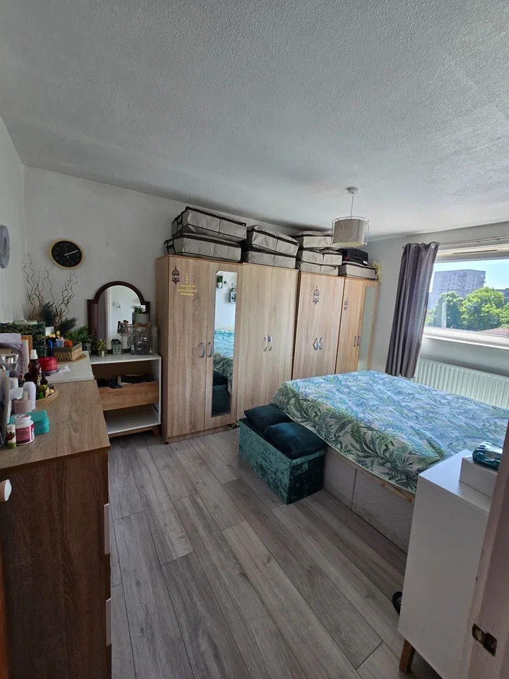 Flat Gascoigne Road in Greater London