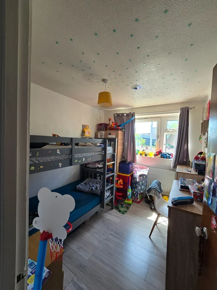 Flat Gascoigne Road in Greater London