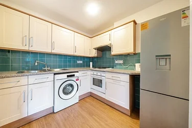 Flat Warminster Road in Greater London