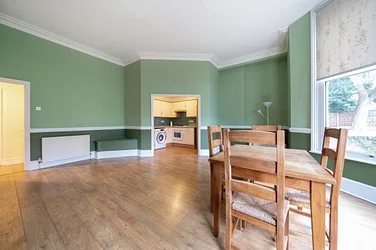 Flat Warminster Road in Greater London