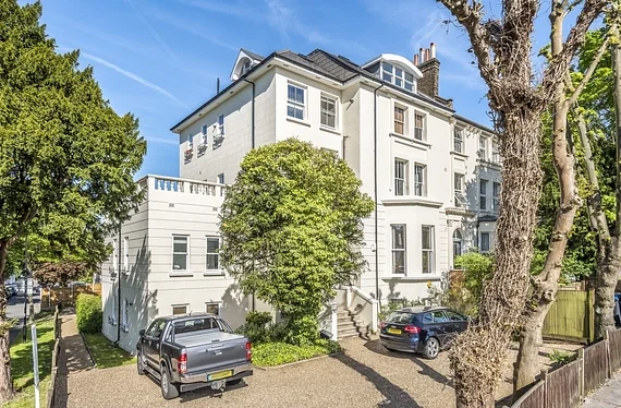 Flat Warminster Road in Greater London