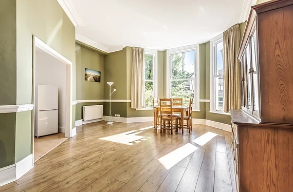 Flat Warminster Road in Greater London