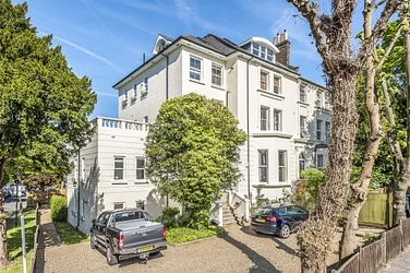 Flat Warminster Road in Greater London