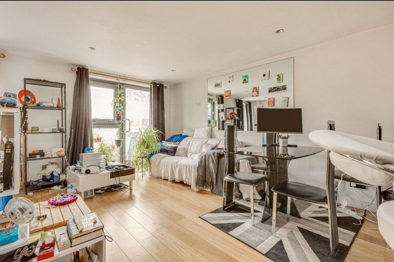 Flat Saint John's Hill in Greater London