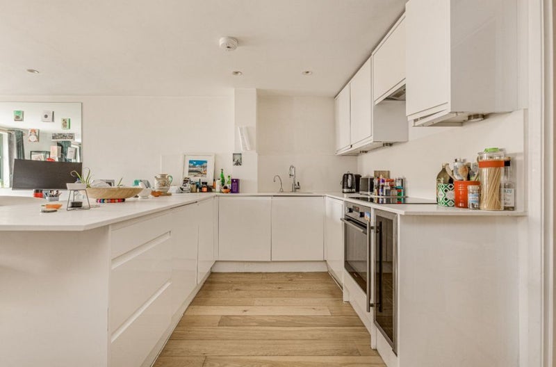 Flat Saint John's Hill in Greater London