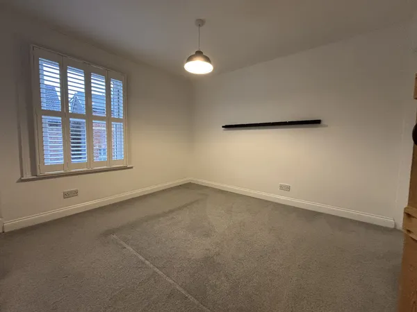 Flat Woodside Road in Tonbridge and Malling
