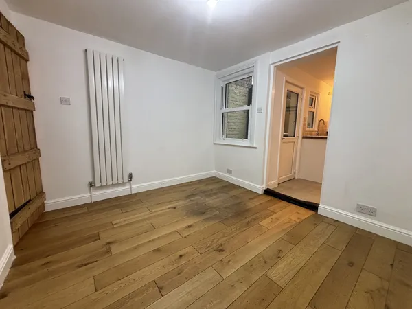 Flat Woodside Road in Tonbridge and Malling