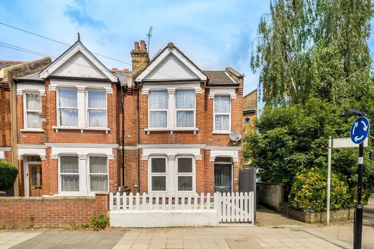 Flat Fletcher Road in Greater London