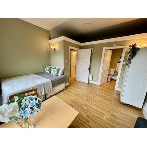 Flat Bedford Hill in Greater London
