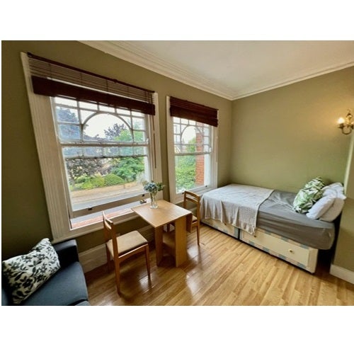 Flat Bedford Hill in Greater London