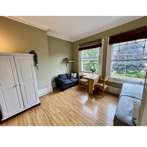 Flat Bedford Hill in Greater London