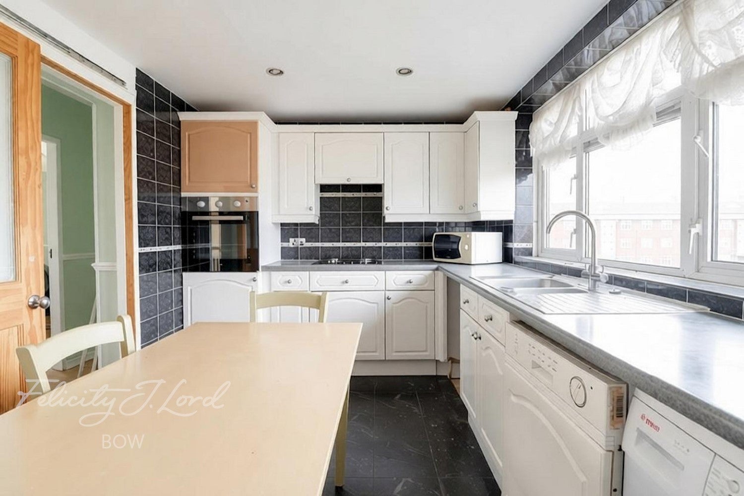 Flat Clayhall Avenue in Greater London