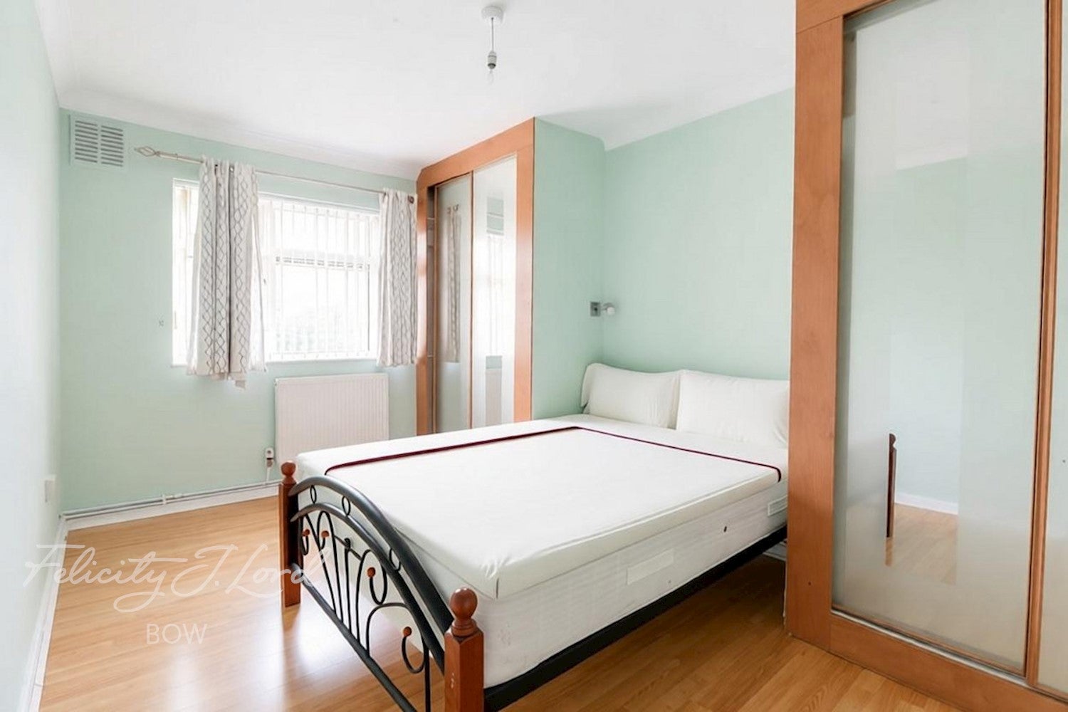 Flat Clayhall Avenue in Greater London