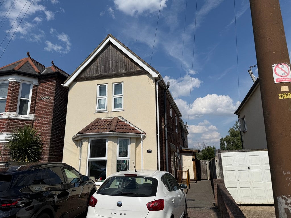Flat Priory Road in Southampton