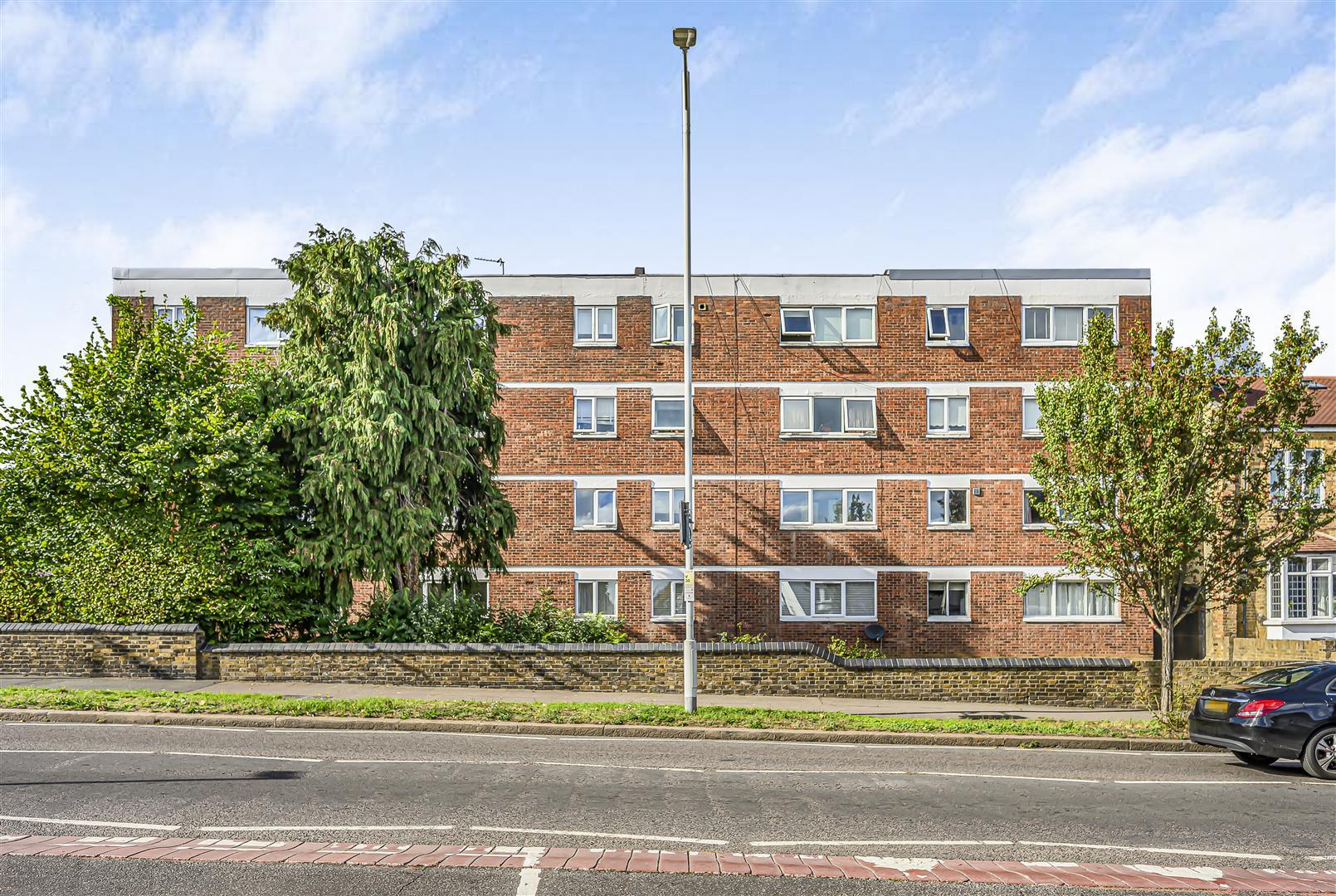 Flat Chigwell Road in Greater London