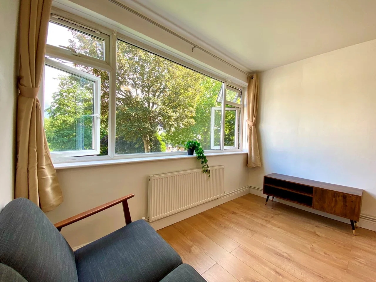 Flat Conington Road in Greater London