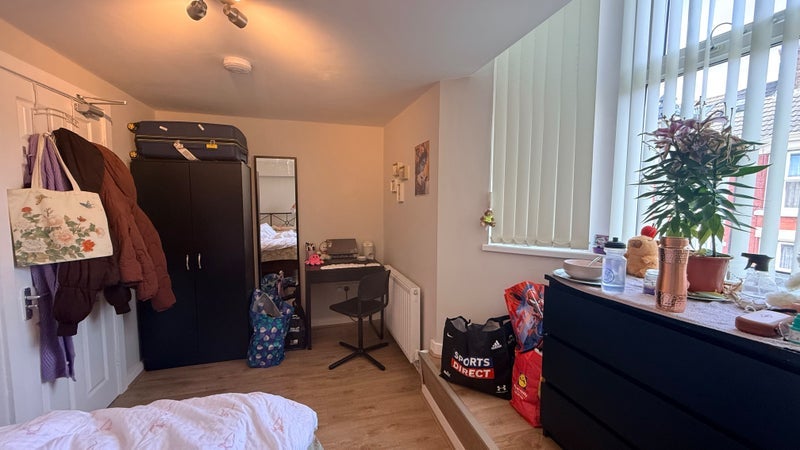 Room Empress Road in Liverpool
