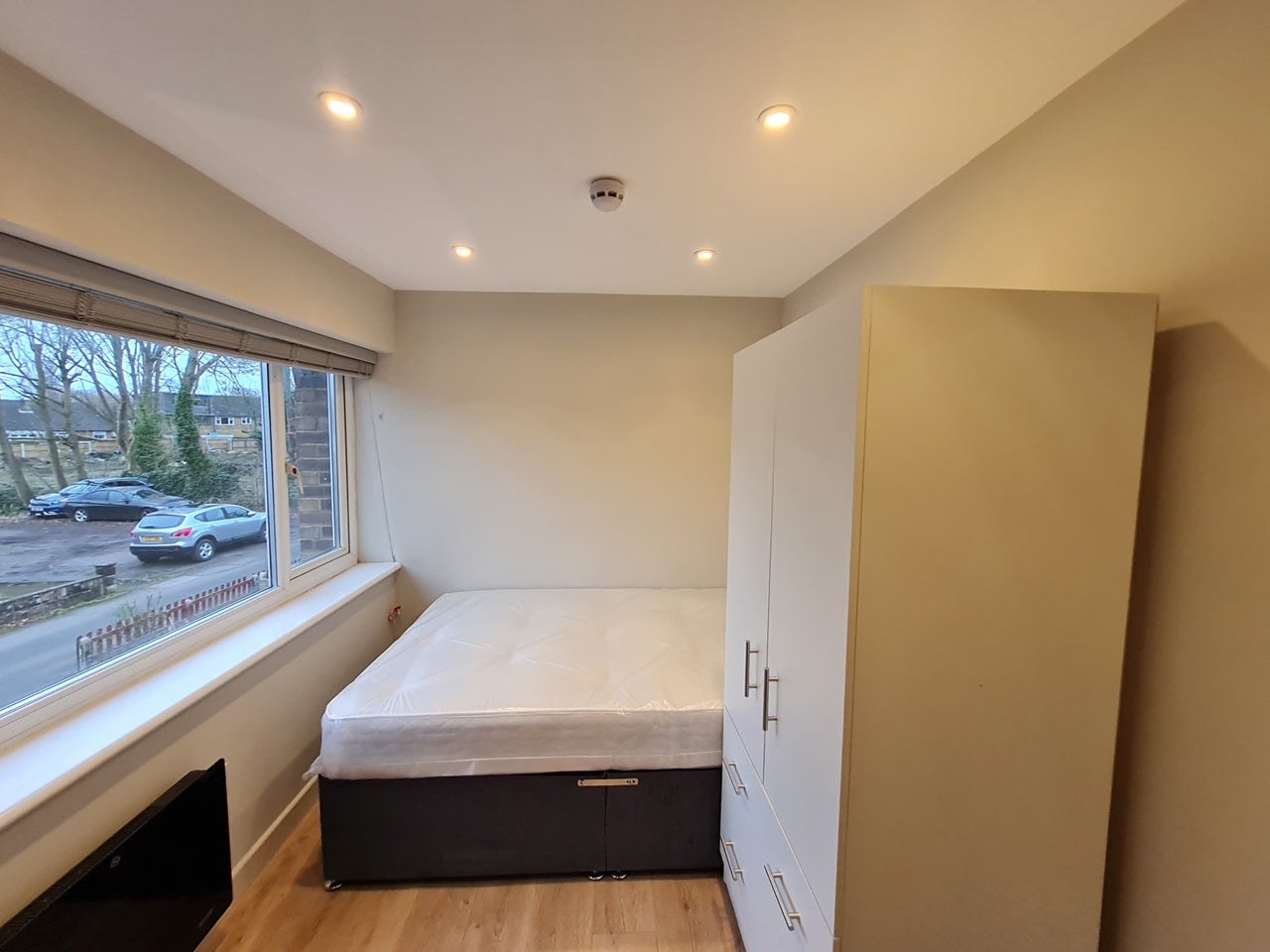 Flat Bath Road in Greater London