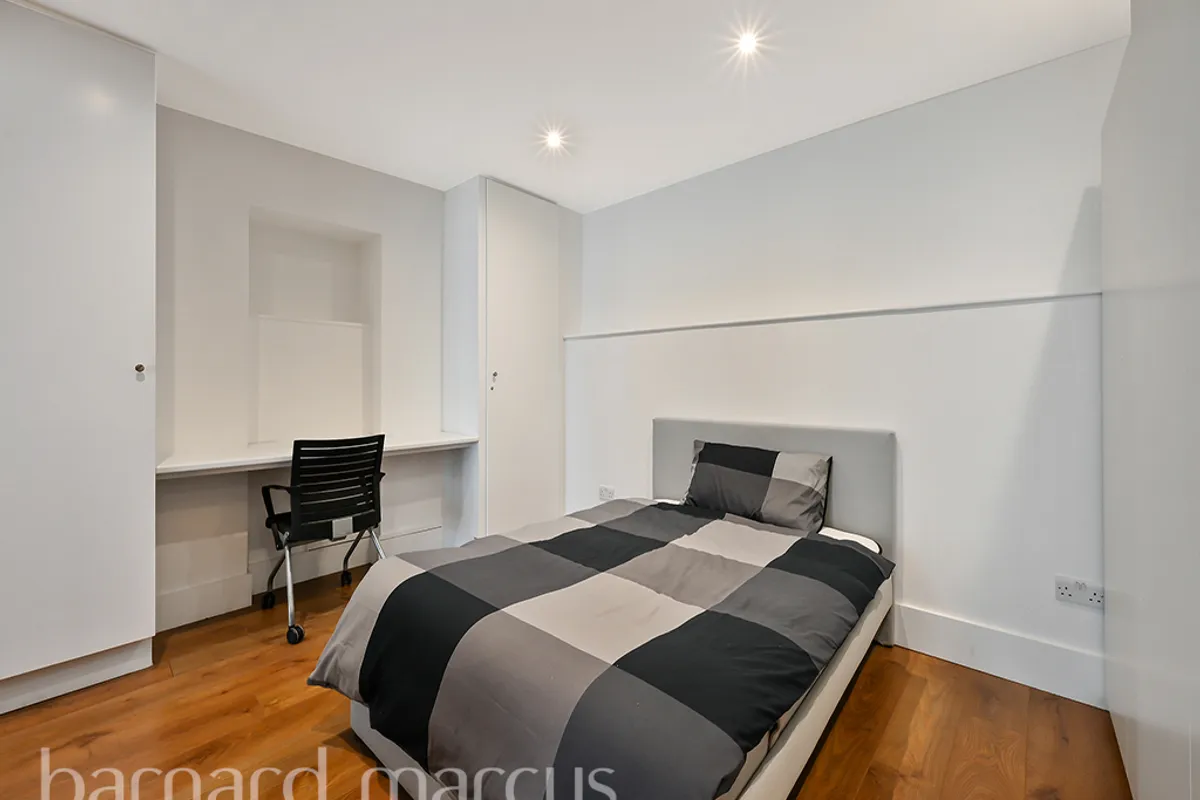 Flat Shepherds Bush Road in Greater London