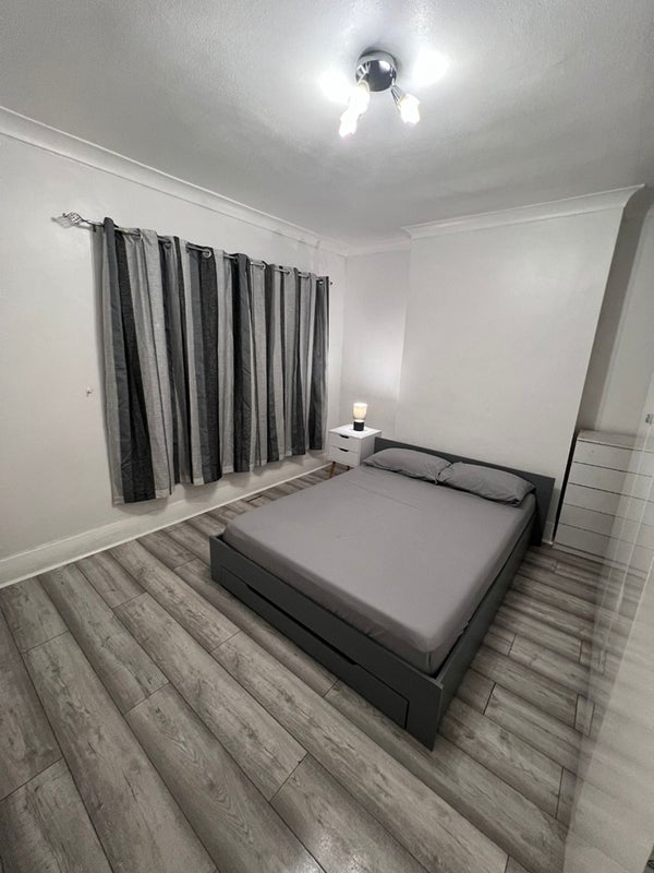 Room New Road in London