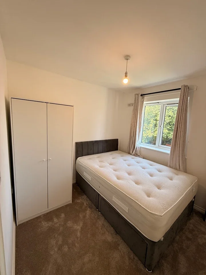 Room Lorton Close in Middleton