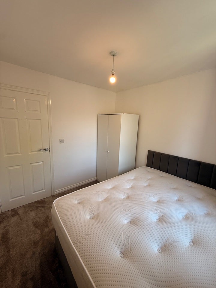 Room Lorton Close in Middleton