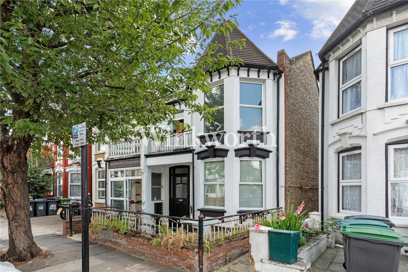 Flat Sylvan Avenue in Greater London
