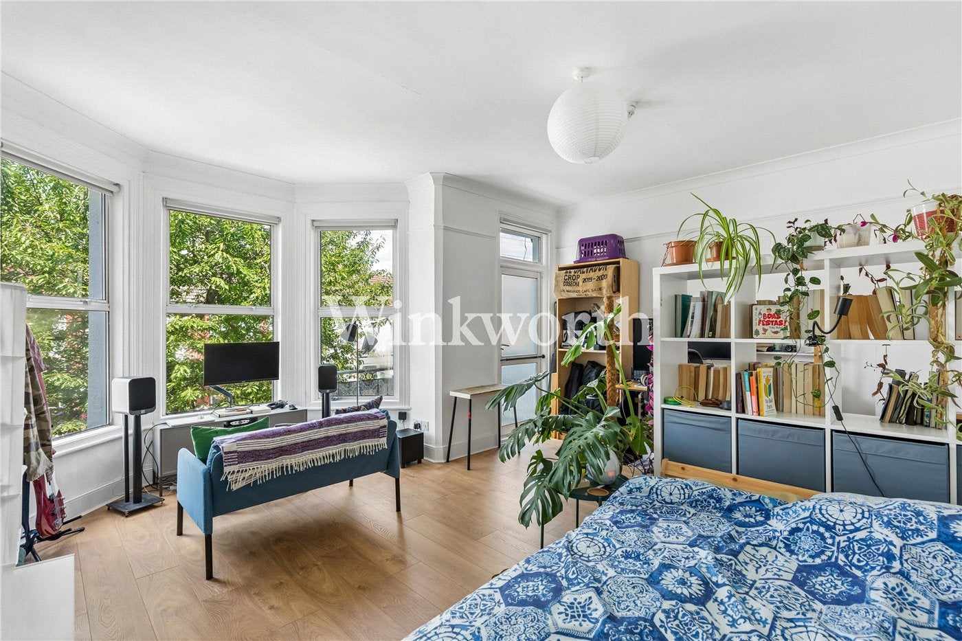 Flat Sylvan Avenue in Greater London
