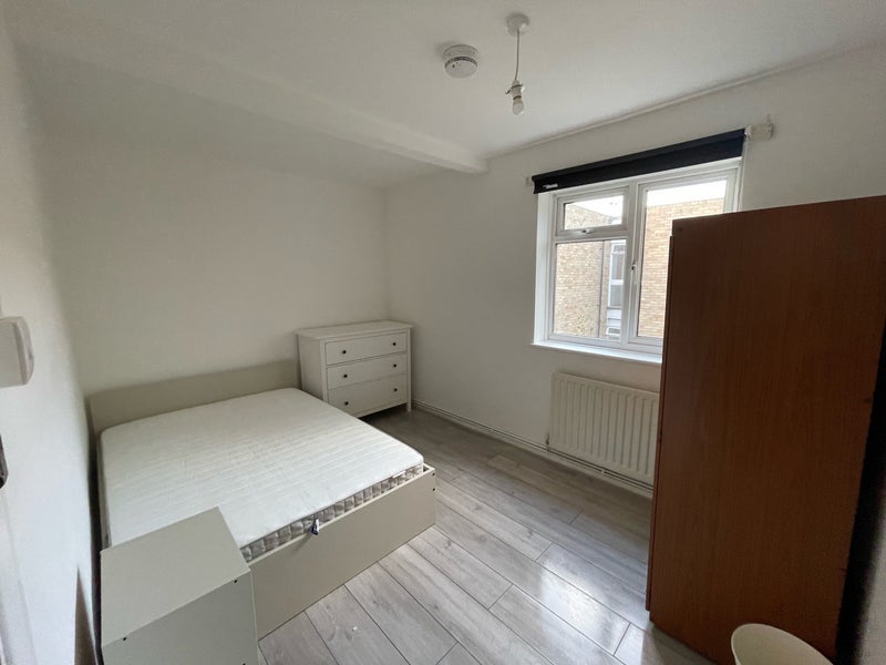 Room Adelaide Court in Greater London