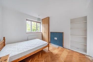 Flat Garratt Lane in Greater London