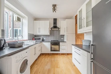 Flat Garratt Lane in Greater London