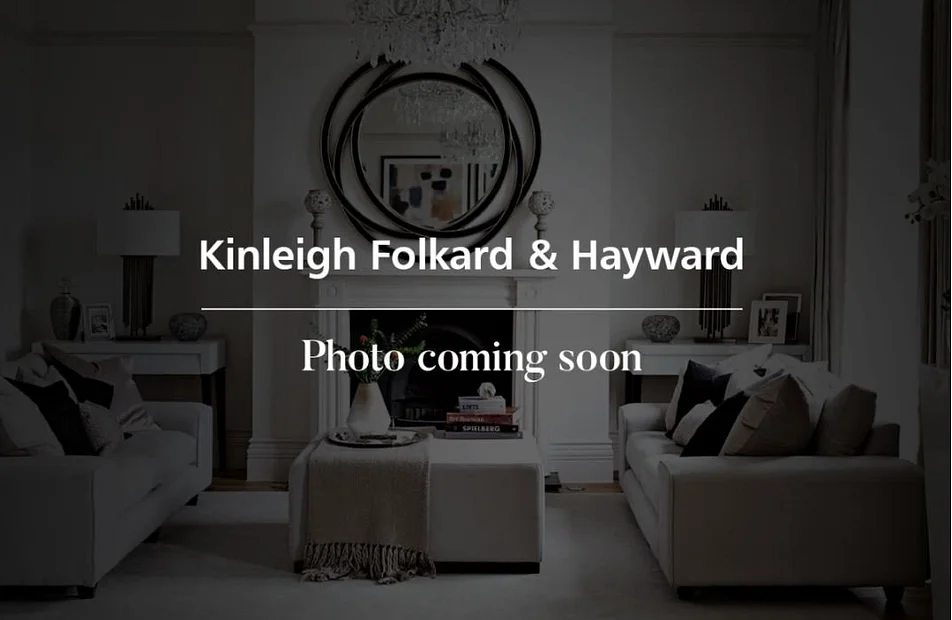 Flat Garratt Lane in Greater London