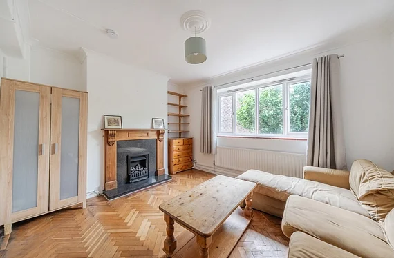 Flat Garratt Lane in Greater London