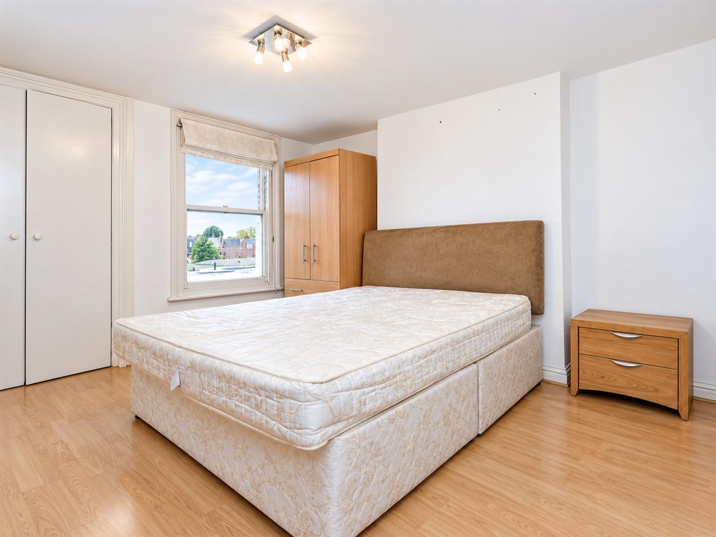 Flat Fortune Green Road in Greater London