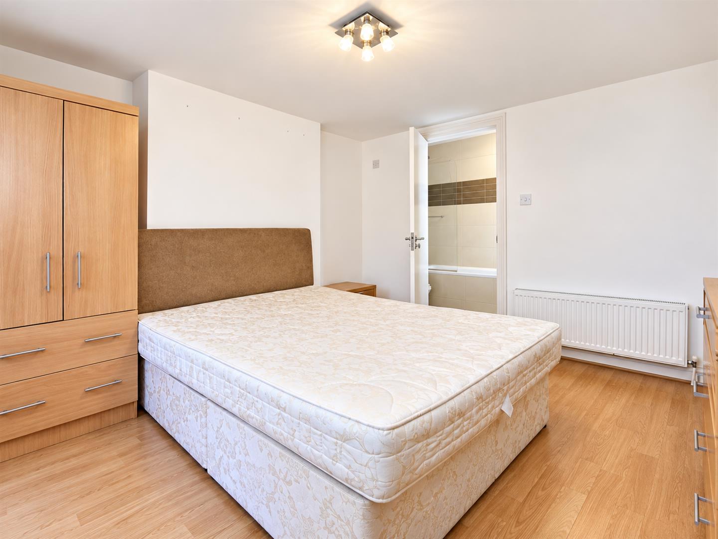 Flat Fortune Green Road in Greater London