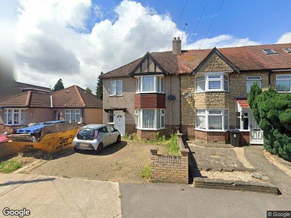Flat Dickens Avenue in Greater London