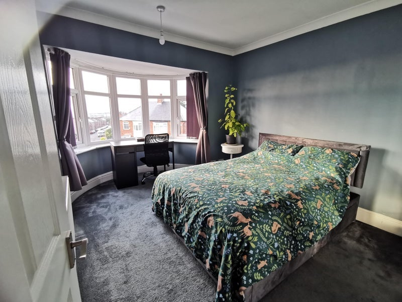 Room Warburton Crescent in Gateshead