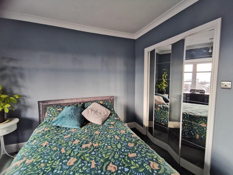 Room Warburton Crescent in Gateshead