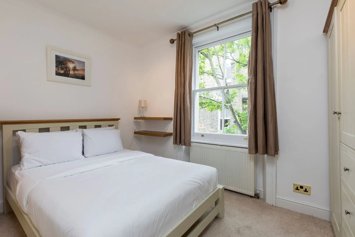 Flat Castletown Road in Greater London