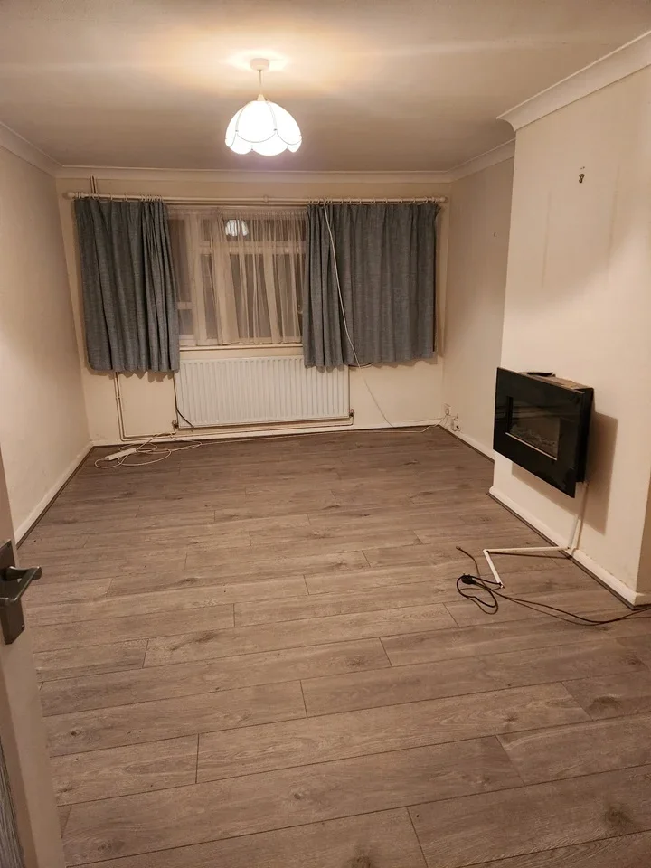 Flat Manor Road in Greater London