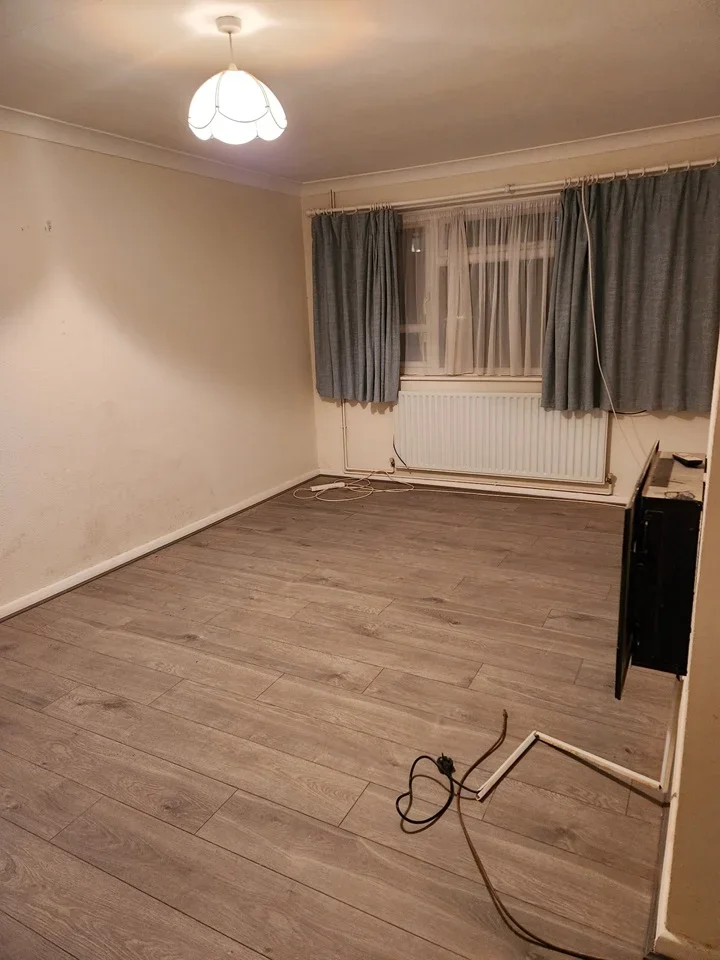 Flat Manor Road in Greater London