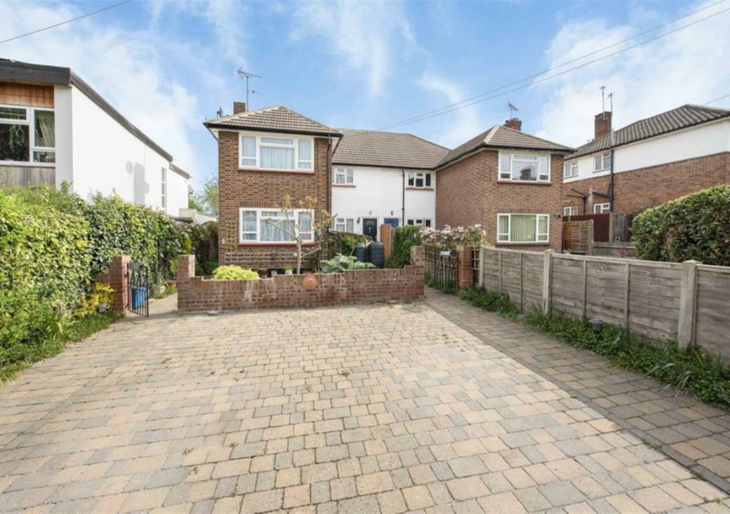 Flat Manor Road in Greater London