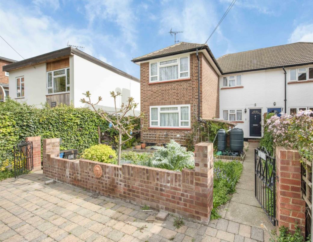 Flat Manor Road in Greater London