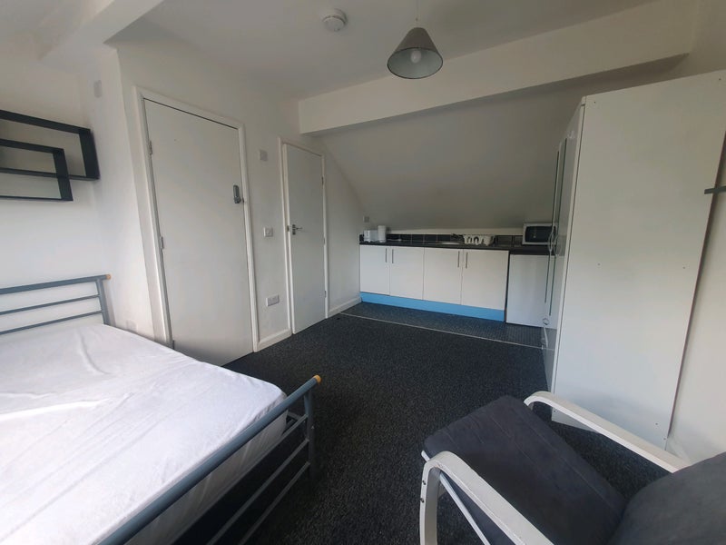 Room Holywell Road in Sheffield