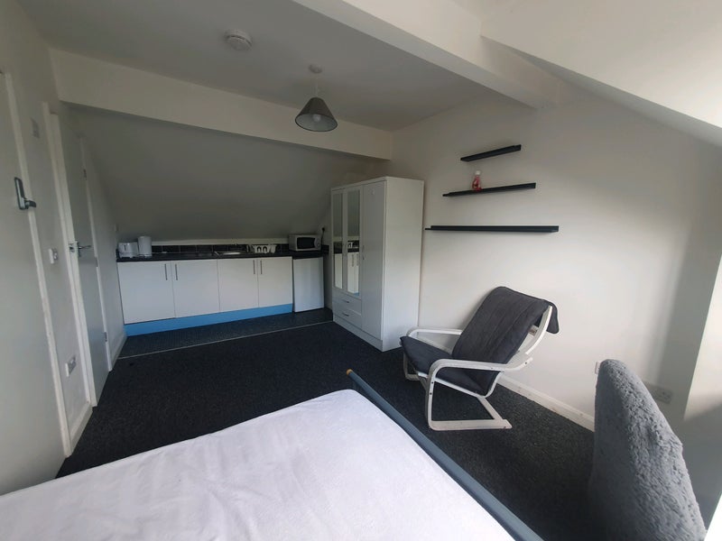Room Holywell Road in Sheffield