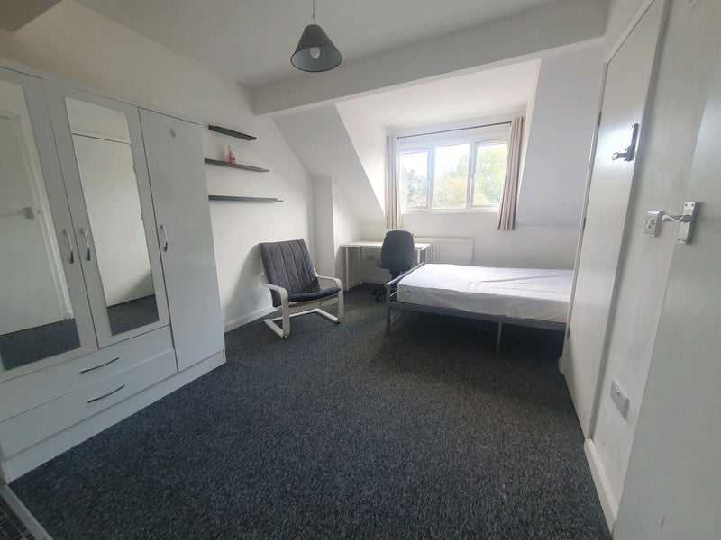 Room Holywell Road in Sheffield
