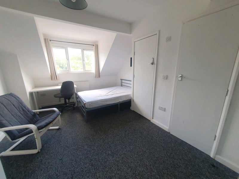 Room Holywell Road in Sheffield