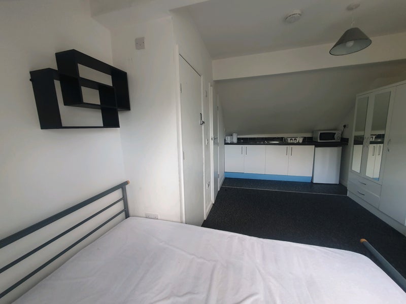 Room Holywell Road in Sheffield