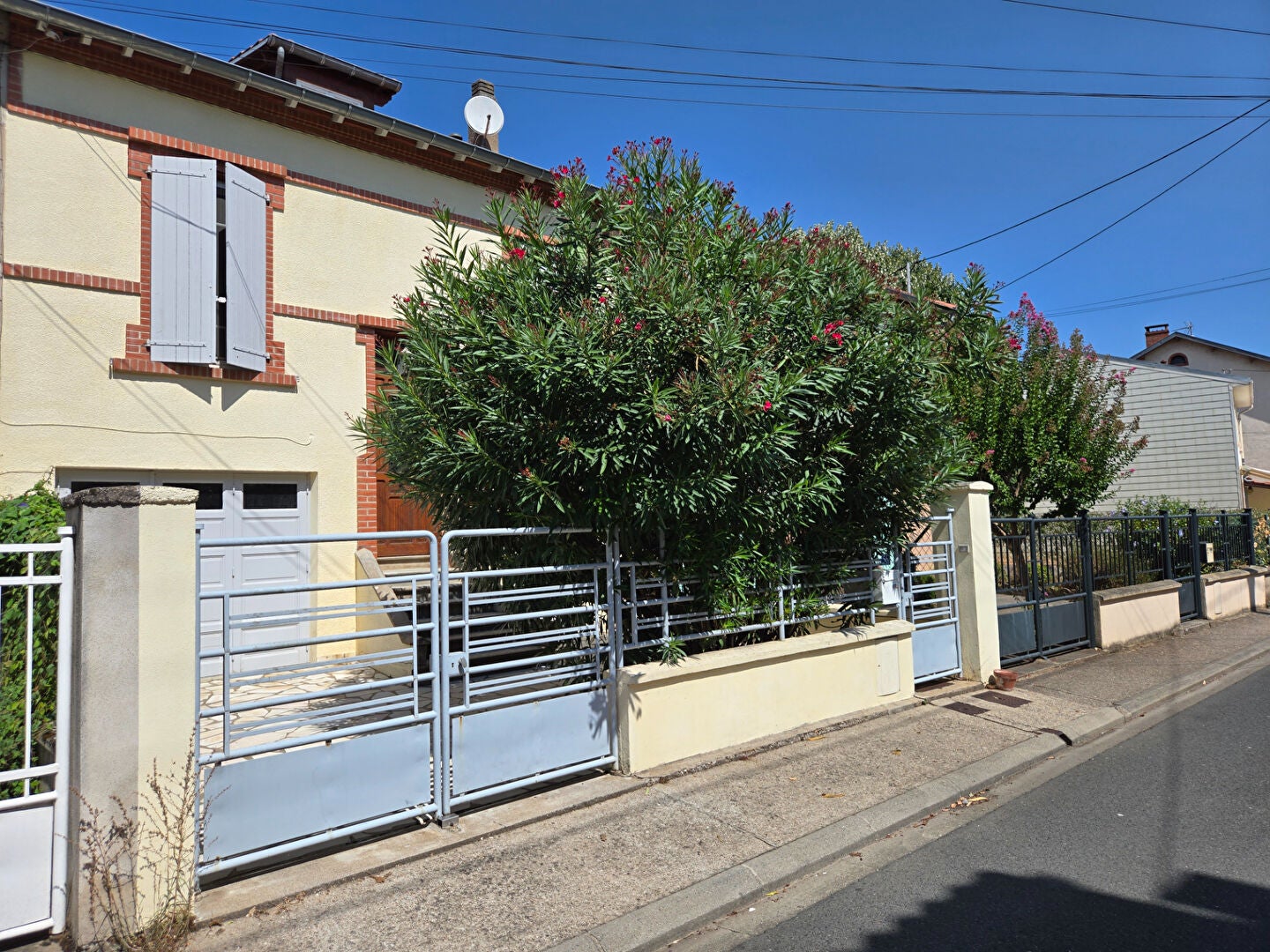 House Rue du Docteur Laurent Camboulives in Albi