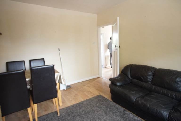 Flat Elmgrove Road in Greater London